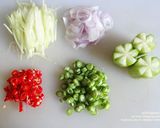 รูปขั้นตอนการทำที่ 2 ของ ข้าวผัดน้ำพริกแซลม่อนทรงเครื่อง