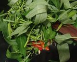 Foto langkah ke 3 dari resep Tumis Kangkung Saus Tiram.