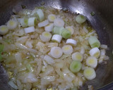 Foto del paso 2 de la receta: Pollo guisado en salsa