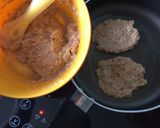 Hình bước làm 3 của món Bánh pancake yến mạch sốt táo - bé ăn dặm