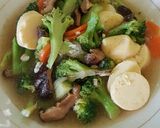 Foto langkah ke 7 dari resep Simple Brokoli cah Jamur dan Tahu.
