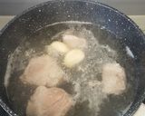 A picture of step 2 of Pork Ribs Soup with White Raddish.