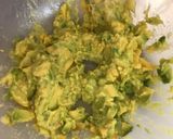 Foto del paso 1 de la receta: Tostadas integrales con aguacate y huevo