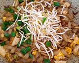 Foto langkah ke 6 dari resep Pad Thai, kwetiau goreng khas Thailand.