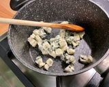 Une image de l'étape 6 de Macaronis complets au roquefort et lomo fumé.