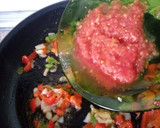 Foto del paso 3 de la receta: Bacalao con tomate pimientos y almejas