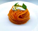 Foto del passaggio 4 della ricetta Spaghetto con salsa di datterini, e burrata con pistacchi