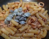 Foto del paso 4 de la receta: Pasta con marisco y Albariño