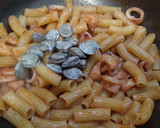 Foto del paso 4 de la receta: Pasta con marisco y Albariño
