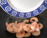 Foto del paso 3 de la receta: Cazuelita de rape y salmón con langostinos