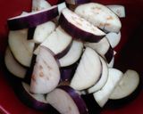 Foto langkah ke 1 dari resep Terong Masak Kecap.