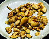 Foto del paso 2 de la receta: Huevos rotos con boletus al ajillo y polvo de trufa 🍂🍂🍂🍄🍄🍄🍄