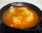 Foto del paso 8 de la receta: Fideos finos con judías blancas, calamares y almejas