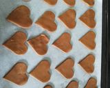 Une image de l'étape 2 de Biscuits coeur fourrés au chocolat blanc.