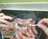 Foto del paso 3 de la receta: Salchichas de pollo flameadas con vino blanco y miel 🍇🍯🔥