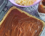 Foto del paso 3 de la receta: Tarta de coco 🥥 rallado y en escamas con dulce de leche en la flip