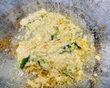 Foto langkah ke 3 dari resep Nasi Goreng Telor Mata Sapi.