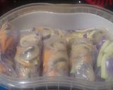 Foto langkah ke 3 dari resep Vietnam spring roll isi jamur rebus.