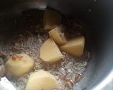 A picture of step 3 of Aloo chane ki tahiri.