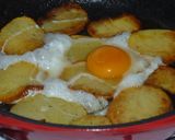 Serpenyős sült krumpli tükörtojással recept fázis 5 fotója