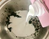 Foto del passaggio 2 della ricetta Panna cotta al basilico con composta di fragole