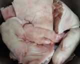 Foto del paso 1 de la receta: Manitas de puerco con chorizo al estilo español