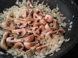 Macarrones de espelta con maíz, champiñones y oliva negra