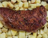 Foto del paso 5 de la receta: 🥩🥓🫑🥔Colita de cuadril rellena con morrón y panceta, con papas, al horno 🥔🫑🥓🥩