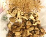 รูปขั้นตอนการทำที่ 2 ของ Thai Spicy Milky Mushroom Salad (ลาบเห็ดมิ้ลค์กี้ 3 สไตล์)