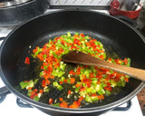 Foto del paso 4 de la receta: Pollo con fideos y gambones