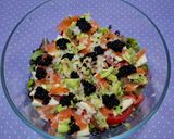 Foto del paso 3 de la receta: Ensalada de salmón, sucedáneo de caviar, aguacate y queso