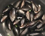 A picture of step 2 of ☆Basic☆ Mussels, the simplest way.