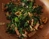 Foto del paso 2 de la receta: Espinacas con nueces y bacon