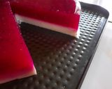 Foto langkah ke 3 dari resep Puding buah naga lapis susu.