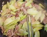 Hình bước làm 2 của món Su su xào thịt bò, vó bò