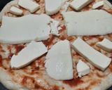 Foto del paso 2 de la receta: Para compartir en casa, pizza con jamón y morrón - súper cargada doble queso