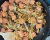 Foto del paso 3 de la receta: Shiitake y vienesas salteadas