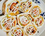 Hình bước làm 3 của món Trứng cuộn xúc xích