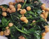 Foto del paso 2 de la receta: Revuelto de espinacas, con garbanzos, huevo, atún y pasas