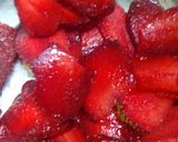 A picture of step 1 of Strawberry chocolate bar.