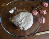 Foto del paso 3 de la receta: Postre de plátanos y manzanas con requesón