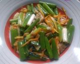 Foto langkah ke 4 dari resep Tumis bunga bawang ayam.