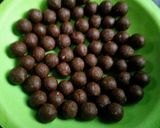 Foto langkah ke 2 dari resep Bola Bola Coklat.