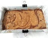 Foto del paso 8 de la receta: Banana bread {con mantequilla de cacahuete, chocolate y nueces}
