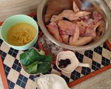 Foto langkah ke 1 dari resep Ayam Goreng Kremes.