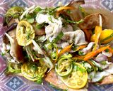 รูปขั้นตอนการทำที่ 3 ของ ยำหมูสไลด์เห็ดออรินจิย่างใส่สมุนไพร🧄🫚🌶️