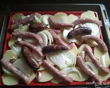 Foto del paso 3 de la receta: Llanda de patatas al horno con salchichas