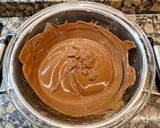 Foto del paso 5 de la receta: Tarta de requesón con chocolate y frambuesas