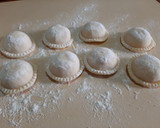 Foto del paso 4 de la receta: Sorrentinos caseros rellenos con jamón, ricota y queso