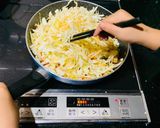 Hình bước làm 3 của món Vào bếp cùng con: bắp cải xào cà chua